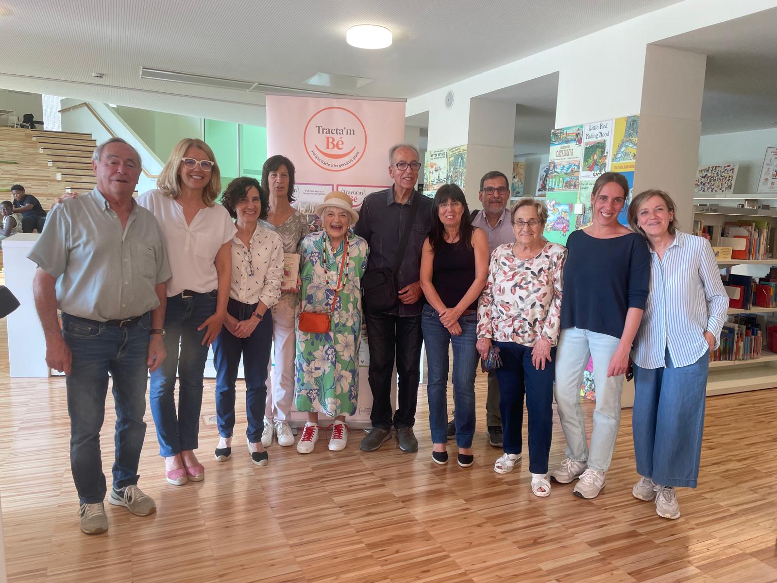 Lliurament del llibre Relats amb tracte a la directora de la biblioteca Pilarin Bayés, Ester Farrés